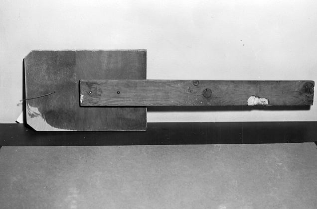 Los reclusos fabricaron remos de madera para facilitar su fuga. Los pernos de latón utilizados en la construcción de este remo son idénticos a los utilizados en un remo que apareció varado en la costa de Angel Island, a poco más de una milla de Alcatraz.